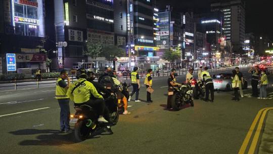 충남경찰은 광복절을 맞아 천안·아산 일대 폭주행위자들을 단속했다. 충남경찰이 지난 15일 새벽 1시 30분쯤 천안에 위치한 신세계백화점 앞을 단속하는 모습. 충남경찰청