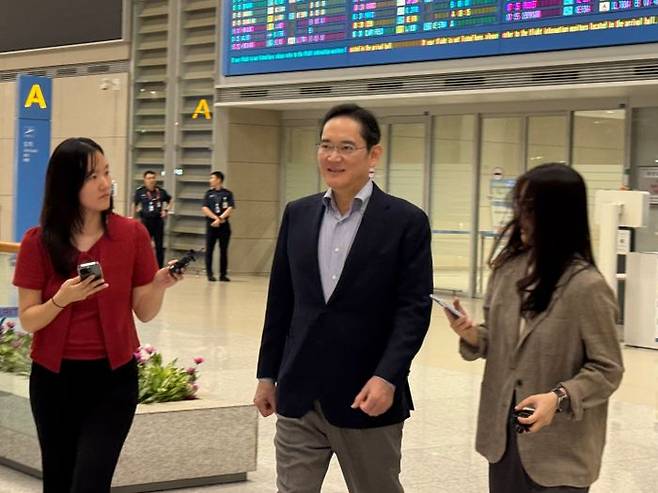 이재용 삼성전자 회장이 약 2주간의 미국 출장을 마치고 15일 새벽 인천국제공항을 통해 입국하고 있다.ⓒ데일리안 정인혁 기자