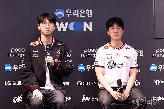 '도란' 최현준(왼쪽)과 김정균 T1 감독이 15일 서울 종로구 LCK 아레나에서 열린 2025 LoL 챔피언스 코리아 정규 시즌 4라운드 경기를 마치고 기자들에게 소감을 밝히고 있다. ⓒ데일리안 황지현 기자