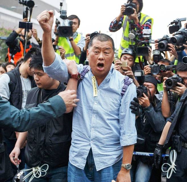 홍콩의 대표적인 반중국 인사인 지미 라이 지오다노 창업주(가운데)가 2021년 5월 법원 앞에서 중국의 탄압을 규탄하고 있다. 사진 출처 ‘서포트지미라이’ 웹사이트