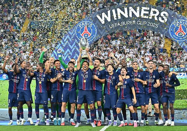 파리 생제르맹 선수들이 14일 토트넘과의 2025 유럽축구연맹(UEFA) 슈퍼컵에서 우승한 뒤 챔피언 세리머니를 하고 있다. 우디네=신화 뉴시스
