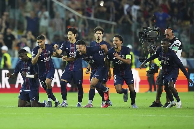 이강인(왼쪽에서 세 번째) 등 파리 생제르맹 선수들이 14일 토트넘과의 2025 유럽축구연맹(UEFA) 슈퍼컵 승부차기에서 팀 승리가 확정되자 환호하고 있다. 우디네=AP 뉴시스