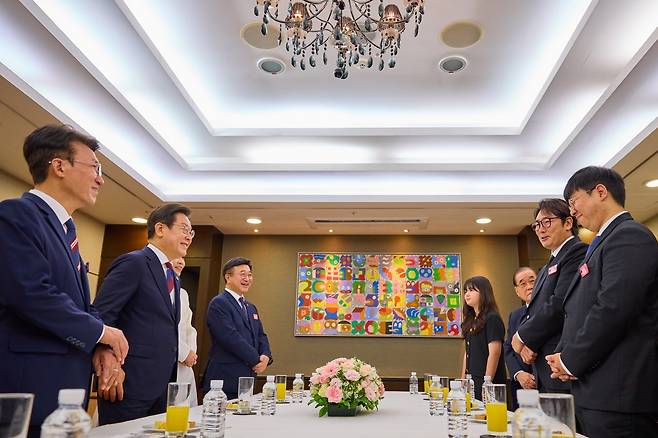 이재명 대통령이 15일 서울 종로구 세종문화회관에서 열린 제80주년 광복절 경축식 사전환담장에서 배우 조진웅에게 영화 ‘독립군: 끝나지 않은 전쟁’에 대해 설명을 듣고 있다. (사진=대통령실 제공) 2025.08.15. photo@newsis.com *재판매 및 DB 금지