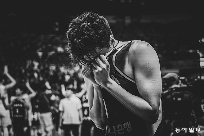 한국 남자 농구대표팀의 포워드 이현중이 14일 국제농구연맹(FIBA) 아시아컵 8강 중국전에서 패한 뒤 유니폼에 얼굴을 묻고 눈물을 흘리고 있다. FIBA 제공
