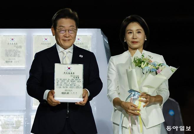 이재명 대통령과 김혜경 여사가 15일 서울 세종대로 광화문광장에서 열린 제21대 대통령 국민임명식 ‘광복 80년, 국민주권으로 미래를 세우다’ 행사에서 국민 대표 80인으로부터 ‘빛의 임명장’을 받고 있다. 2025.08.15 . 송은석 기자 silverstone@donga.com