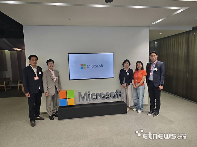 경기도의회는 교육행정위원회가 14일 서울 종로구 한국마이크로소프트 본사를 찾아 디지털 전환과 AI를 주제로 한 사전 학습을 진행했다.