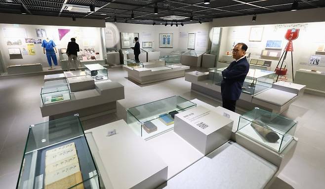 지난 12일 오후 서울 은평구 한국기독교역사문화관 상설전시실에서 참석자들이 전시를 관람하고 있다.