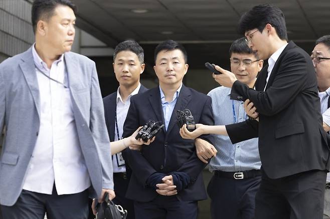 김건희 여사의 집사로 지목된 김예성씨가 15일 서울 서초구 서울중앙지법에 구속 전 피의자심문(영장실질심사)를 마치고 법원 청사를 나서고 있다. 사진=뉴시스