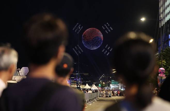 광복 80주년인 15일 저녁 서울 광화문광장에서 열린 제21대 대통령 국민임명식 '광복 80주년, 국민주권으로 미래를 세우다' 행사장 상공에 드론으로 태극기가 만들어지고 있다. /사진=연합뉴스