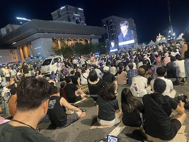 광복 80주년인 15일 저녁 서울 광화문광장에서 열린 제21대 대통령 국민임명식 '광복 80주년, 국민주권으로 미래를 세우다' 행사장 밖에서 모니터를 통해 행사를 즐기는 시민들. /사진=서윤경 기자