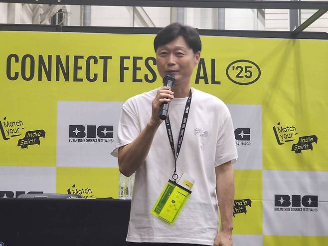 질의응답을 이어가는 주 위원장