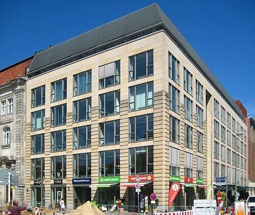 독일 베를린에 있는 젠다르멘마르크트 과학 포럼(Wissenschaftsforum am Gendarmenmarkt) 건물. 이 건물에는 독일의 주요 교육·연구 기관들의 베를린 사무실이 들어서 있다. 독일 연구 재단(DFG), 알렉산더 폰 훔볼트 재단(AHR), 막스 플랑크 협회(MPG), 독일 과학인문평의회(Wissenschaftsrat), 독일 총장회의(HGB), 독일 학술교류처(DAAD), 독일연방공화국 각 주의 교육문화부 장관 상임회의 포함된다. 위키미디어 코먼스