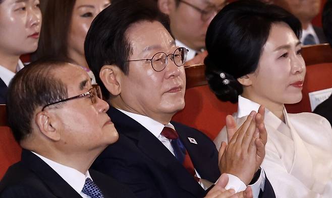 이종찬 광복회장(왼쪽부터)과 이재명 대통령, 김혜경 여사가 15일 서울 세종문화회관에서 열린 80주년 광복절 경축식에서 공연을 지켜본 뒤 박수치고 있다. 대통령실통신사진기자단