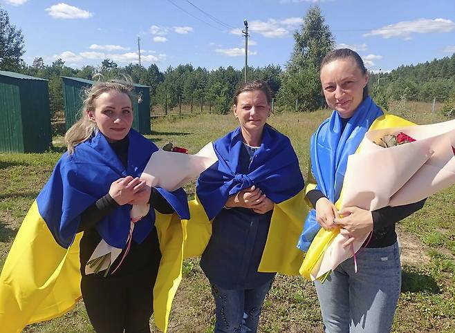 포로 교환으로 석방된 우크라이나 여성들이 14일(현지시각) 꽃다발을 받고 포즈를 취하고 있다. 사진 촬영 장소는 알려지지 않았다. EPA 연합뉴스