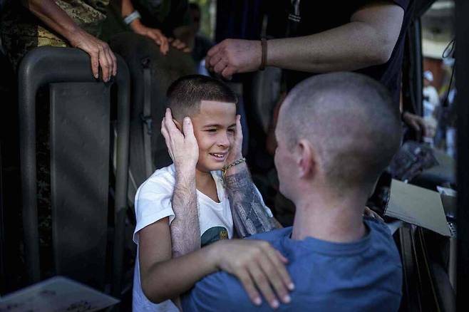 우크라이나 군인이 전쟁포로 교환으로 돌아온 뒤 체르니히우 지역에서 아들을 껴안고 있다. 체르니히우/AP 연합뉴스