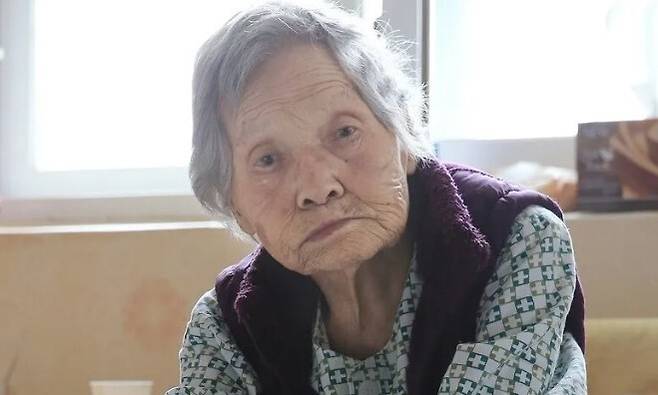 위안부 피해자 곽예남 할머니가 2013년 4월 5일 대전의 한 한방병원에서 병상에 앉아 있다. 곽 할머니는 지난 2019년 별세했다.  대전/이정아 기자