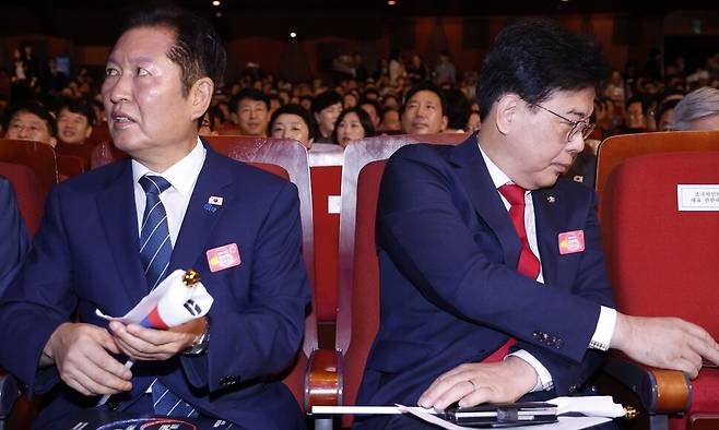 정청래 더불어민주당 대표(왼쪽)와 송언석 국민의힘 비상대책위원장 겸 원내대표가 15일 서울 세종문화회관에서 열린 80주년 광복절 경축식에 참석하고 있다. 연합뉴스