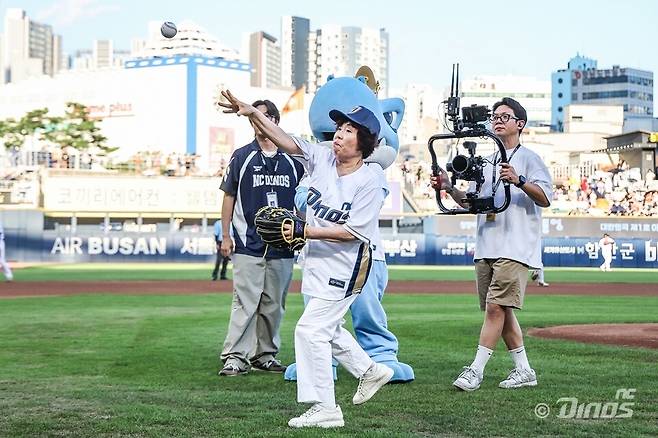 독립 운동가 괴암 김주석 선생의 자녀 김언주 씨가 15일 창원 엔씨파크에서 엔씨 다이노스와 한화 이글스의 경기가 열리기 전 시구를 하고 있다. 엔씨 다이노스 제공