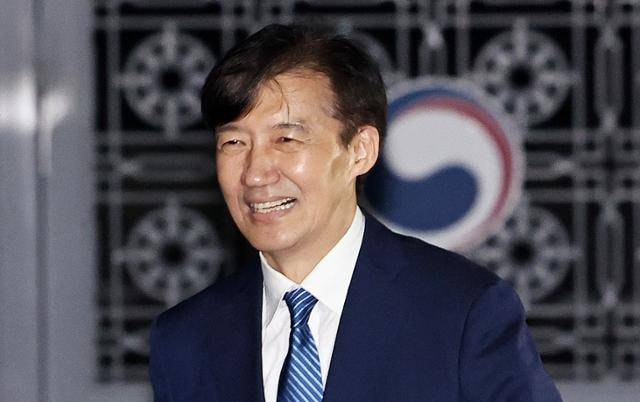 8·15 광복절 특별사면 대상자로 확정된 조국 전 조국혁신당 대표가 15일 서울 구로구 남부교도소를 나오고 있다. 뉴스1