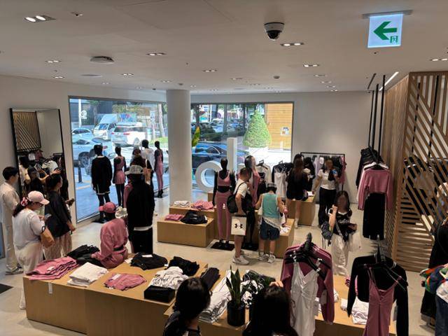 7일 서울 강남구의 '알로' 매장에 방문객들이 북적이고 있다. 김수미 인턴기자
