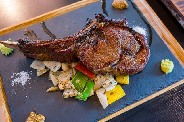 경기 화성시의 '샤카스 바비큐'에서 맛볼 수 있는 '한우 토마호크 바비큐'. 장준우 제공