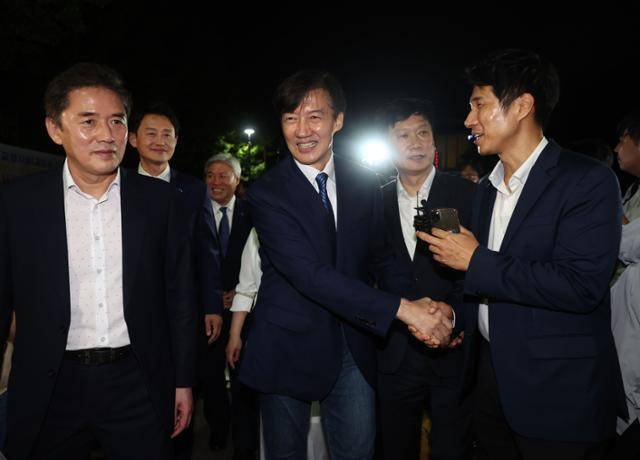 조국(가운데) 전 조국혁신당 대표가 15일 오전 서울 구로구 서울남부교도소에서 광복절 특사로 출소하며 한 기자와 악수하고 있다. 뉴시스