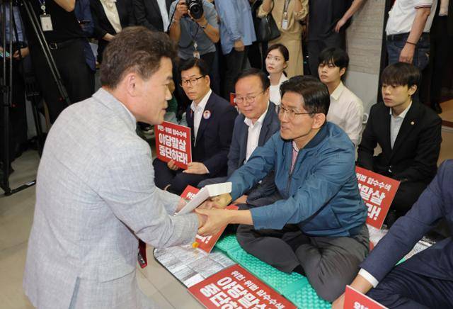 서울 여의도 국민의힘 당사 로비에서 농성 중인 김문수(오른쪽) 당대표 후보가 14일 당 윤리위원회에 참석하는 한국사 강사 전한길씨와 인사하고 있다. 고영권 기자