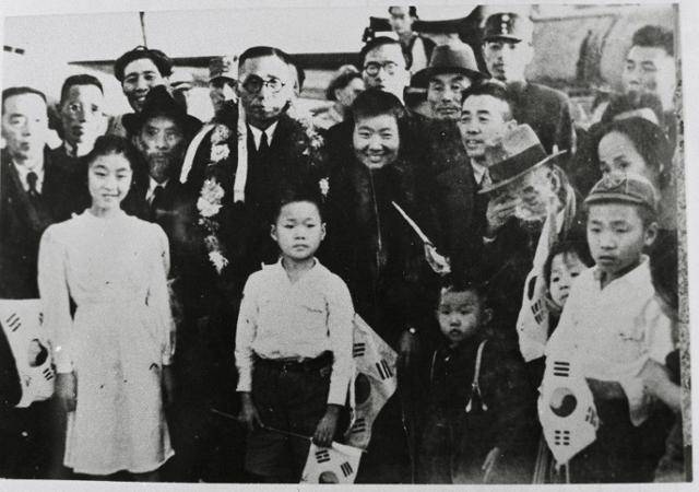 해방 후 중국 상해 비행장에서 귀국을 준비하는 임시정부 요인들. 가장 왼쪽이 김규식이고, 중앙에 김구가 있다. 돌베개 제공