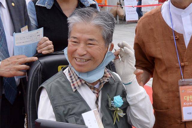 윤무부 경희대 생물학과 명예교수가 2015년 6월 서울 광화문광장에서 열린 주한외국대사관의 날 행사에 참석해 밝게 웃고 있다. 뉴스1