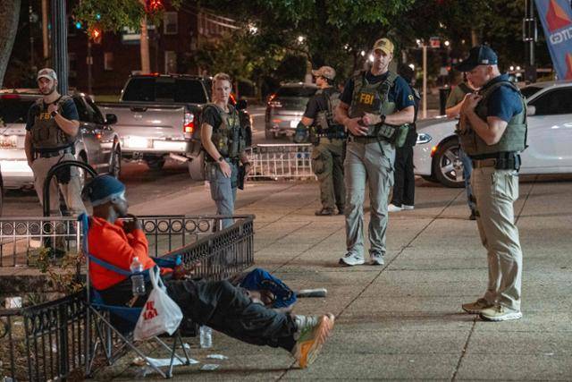 14일 미국 연방수사국(FBI), 주류·담배·총포 담당국(ATF), 공원경찰(USPP) 직원들이 수도 워싱턴 리버테라스 지역에서 마리화나(대마) 부작용을 겪고 있는 한 여성에게 도움을 주고 있다. 워싱턴=AFP 연합뉴스