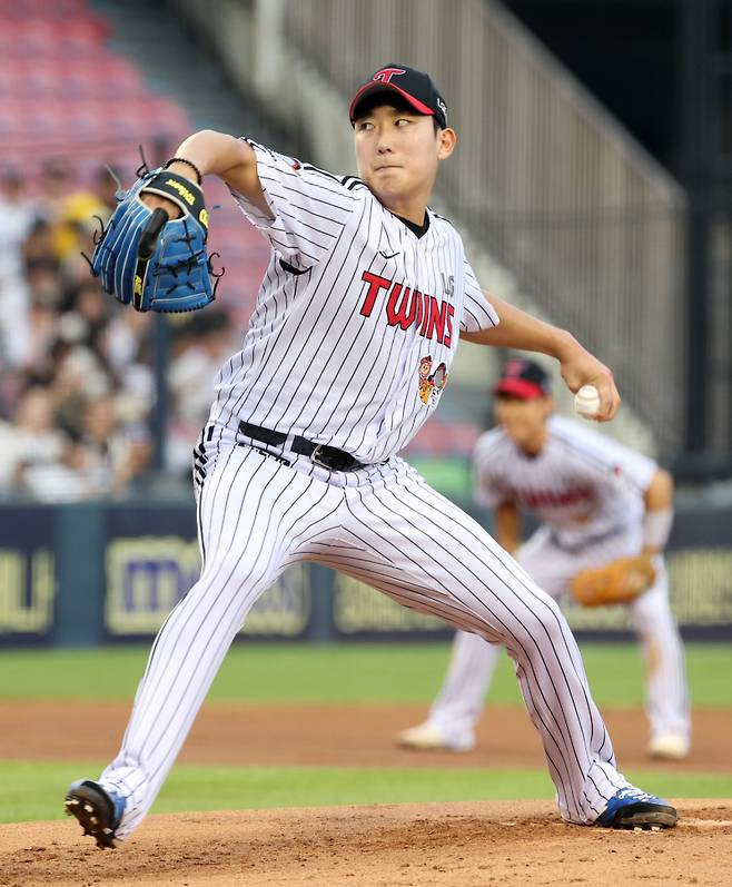 5일 오후 잠실야구장에서 열린 2025 프로야구 두산과 LG 경기. LG 선발 손주영이 역투하고 있다. 잠실=정시종 기자 capa@edaily.co.kr /2025.08.05.