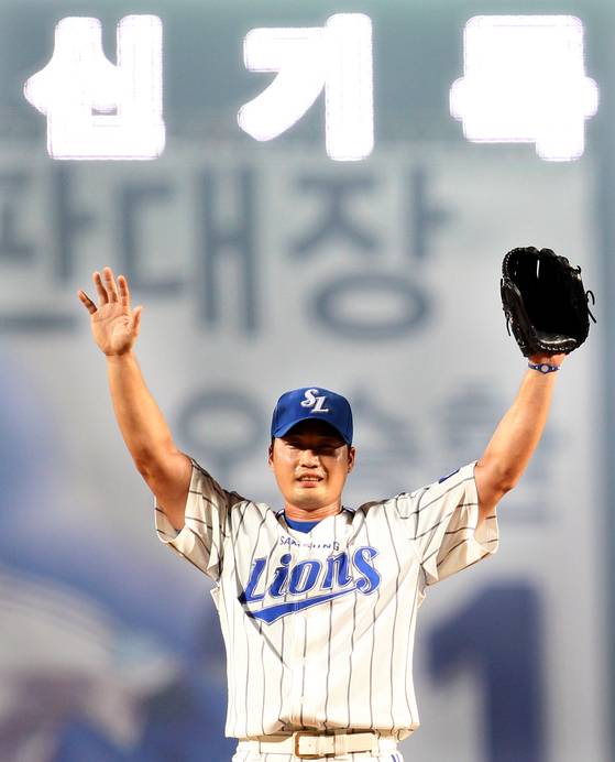 2011.08.12. 오승환이 12일 대구 KIA 전에서 최연소 및 최소 경기 200세이브를 달성한 후 팬들에게 손을 들어 인사하고 있다. IS 포토