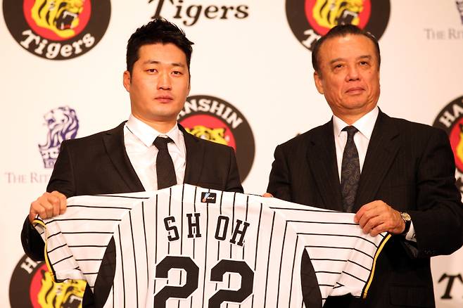 2013.12.04. 오승환이 4일 서울 역삼통 리츠칼튼 호텔에서 오승환이 한신 타이거즈 입단 조인식을 가졌다. 오승환이 조인식 후 열린 포토타임에서 나카무라 단장과 한신 유니폼을 들고 취재진에 포즈를 취하고 있다. IS 포토