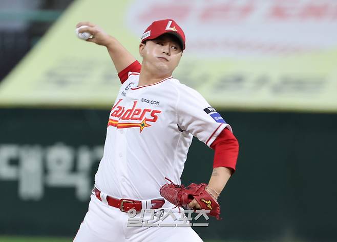 SSG 오른손 투수 김민의 피칭 모습. IS 포토