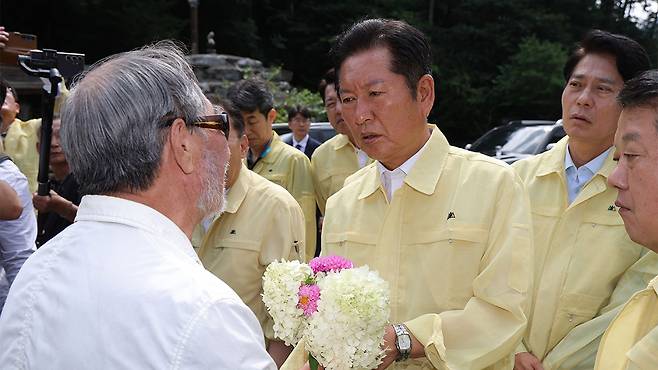 경기도 포천시 내촌면 수해현장을 찾아 피해 현황을 살펴보는 정청래 대표