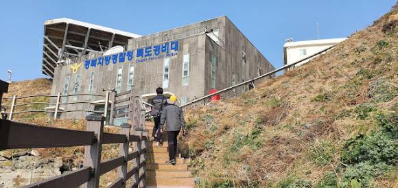 독도 네트워크 관리를 위해 이동하는 KT 직원들의 모습 [사진=KT]