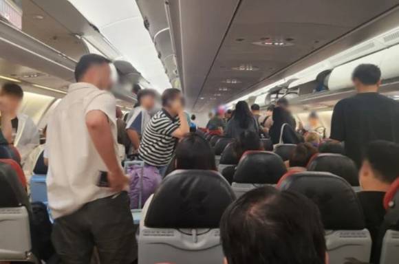 인천공항이 목적지였던 여객기가 별도 고지 없이 김포공항에 착륙하면서 승객들이 장시간 불편을 겪었다. 사진은 당시 여객기 내 상황. [사진=에어아시아]