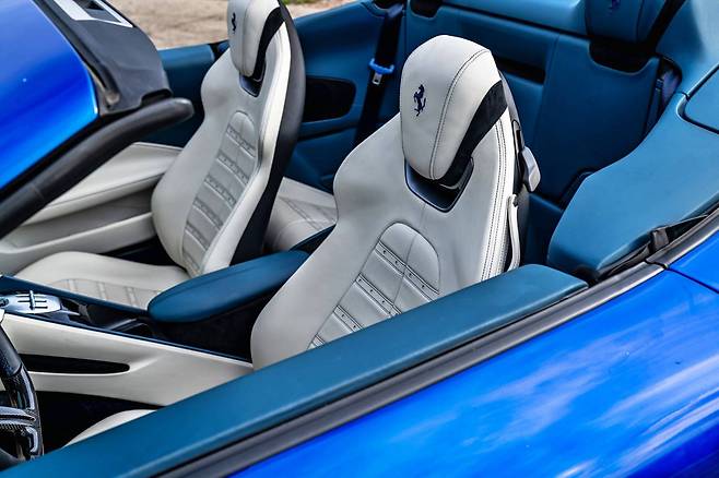 소프트톱을 개방한 페라리 로마 스파이더 / 출처=페라리
