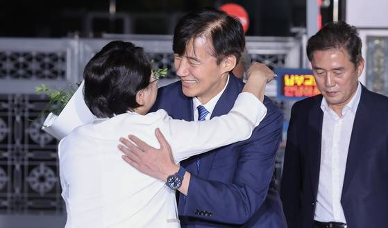 광복절 특별사면·복권 조치로 출소한 조국 조국혁신당 전 대표가 15일 서울 남부교도소에서 나와 김선민 당 대표 권한대행과 포옹하고 있다. 전민규 기자