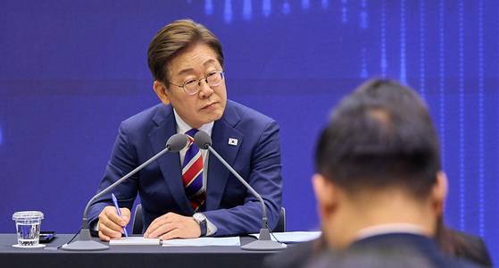 이재명 대통령이 지난 6월 11일 서울 영등포구 한국거래소에서 열린 주식시장 불공정거래 근절을 위한 현장 간담회에서 참석자들의 질문을 듣고 있다.  뉴스1