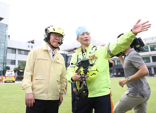 2019년 8월 경기도청 잔디마당에서 열린 '응급의료 전용헬기(닥터헬기) 종합시뮬레이션 훈련'에서 이국종 교수가 이재명 당시 경기도지사에게 훈련 내용을 설명하고 있다. 중앙포토