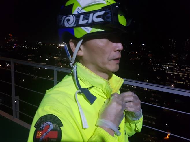 이국종 교수가 2019년 아주대병원 옥상에서 외상환자를 구하러 헬기 출동 준비를 하고 있다. 중앙포토