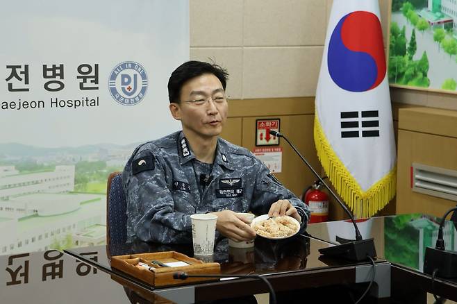 이국종 국군대전병원장이 집무실에서 만두를 들고 있다. 이국종 제공