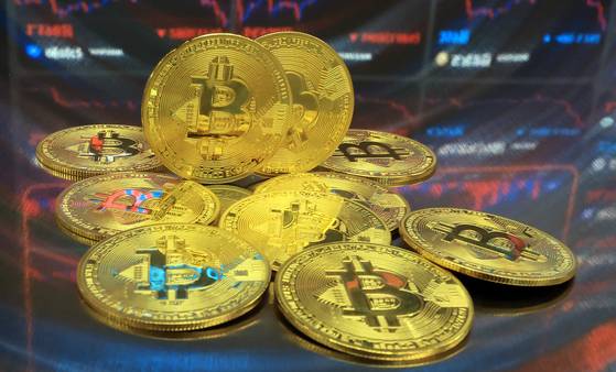 서울 강남구 서초구 빗썸라운지 강남본점에서 비트코인 모형이 놓인 바닥에 코인 시세 그래프가 비치는 모습. 뉴스1