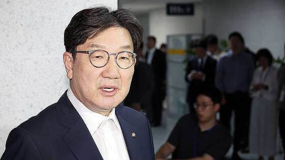 국민의힘 권성동 의원이 지난달 18일 서울 여의도 국회 의원회관 자신의 의원실로 들어서며 압수수색 관련 입장을 밝히고 있다.연합뉴스