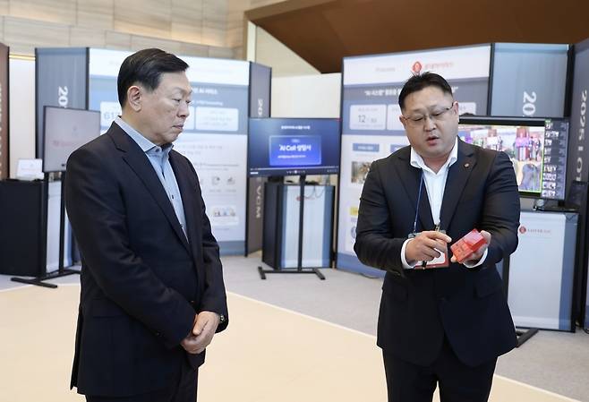 신동빈 롯데그룹 회장이 1월 9일 서울 신천동 롯데월드타워에서 열린 '인공지능(AI) 과제 쇼케이스'에서 롯데케미칼의 AI 기반 컬러 예측 시스템'에 대해 설명을 듣고 있다. 사진=롯데지주