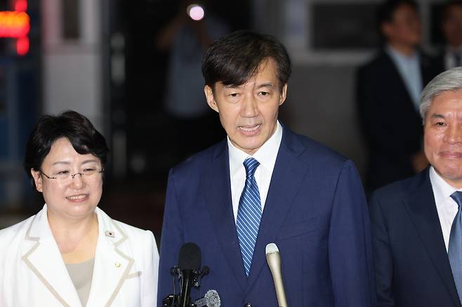 조국 전 조국혁신당 대표가 15일 0시 서울 구로구 남부교도소에서 석방된 직후 지지자들에게 감사 인사를 전하고 있다. 이준헌 기자