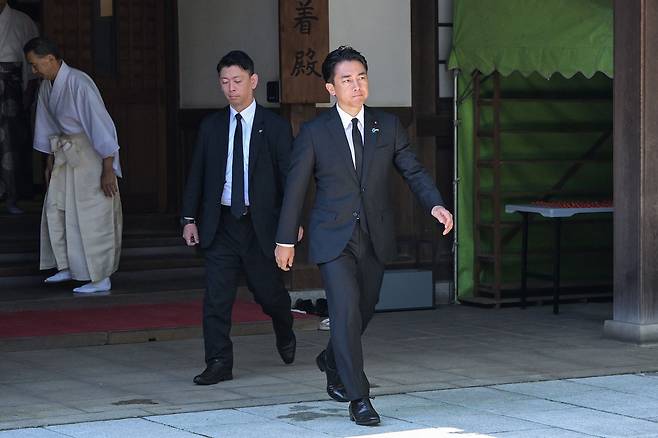 고이즈미 신지로 일본 농림수산상(오른쪽)이 15일 제2차 세계대전 종전기념일 80주년을 맞아 일본 도쿄에 있는 야스쿠니신사를 참배하고 있다. AFP연합뉴스