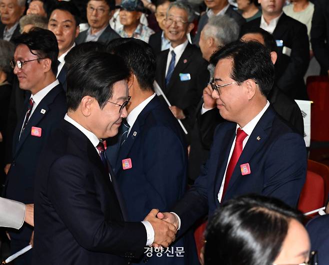 이재명 대통령이 15일 서울 종로구 세종문화회관에서 열린 제80주년 광복절 경축식에서 송언석 국민의힘 비대위원장과 악수를 하고 있다. 대통령실사진기자단