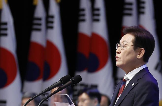 President Lee Jae yung delivers a speech at the ceremony to commemorate the Liberation Day holiday at the Sejong Center for the Performing Arts in Seoul on Friday. (Pool photo via Yonhap)